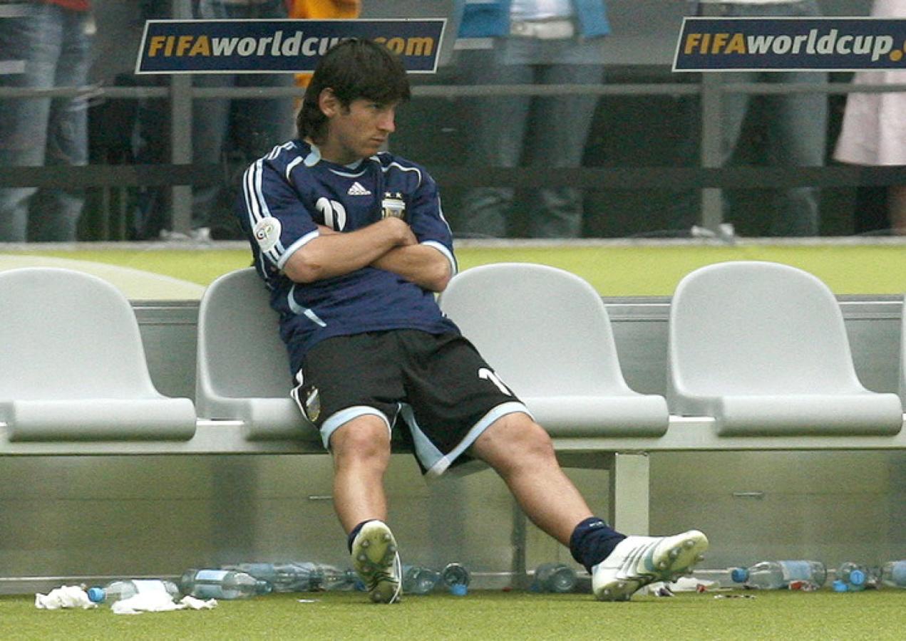Imagen Lionel Messi, devastado en el banco de suplentes ante Alemania.