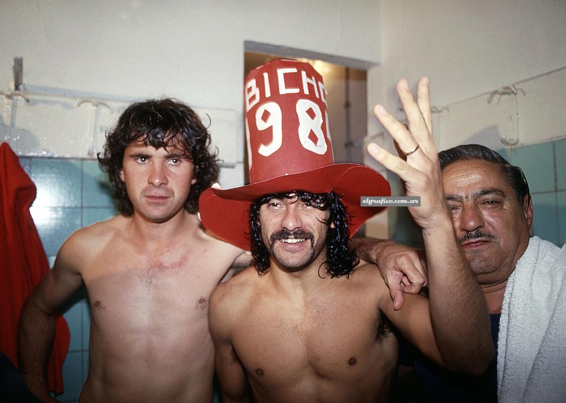 Imagen El festejo sin jerarquías que unió a todos en el vestuario de los bichos: Domingo Tessone, el presidente, abrazado a la euforia de Miguel Ángel Lemme. Argentinos Juniors, justo campeón. Gran monarca.