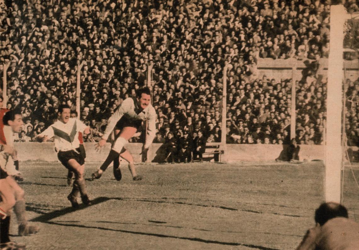 Ha tirado Manzi ¿centro o shot al arco? y la pelota "sobró" a Abraham y entró de emboquillada por el ángulo opuesto superior. Así se produjo el tanto de Vélez Sarsfield a los 20 minutos del primer tiempo. El arquero de los rojos la mira y Ferraro también, pero de diferente manera.