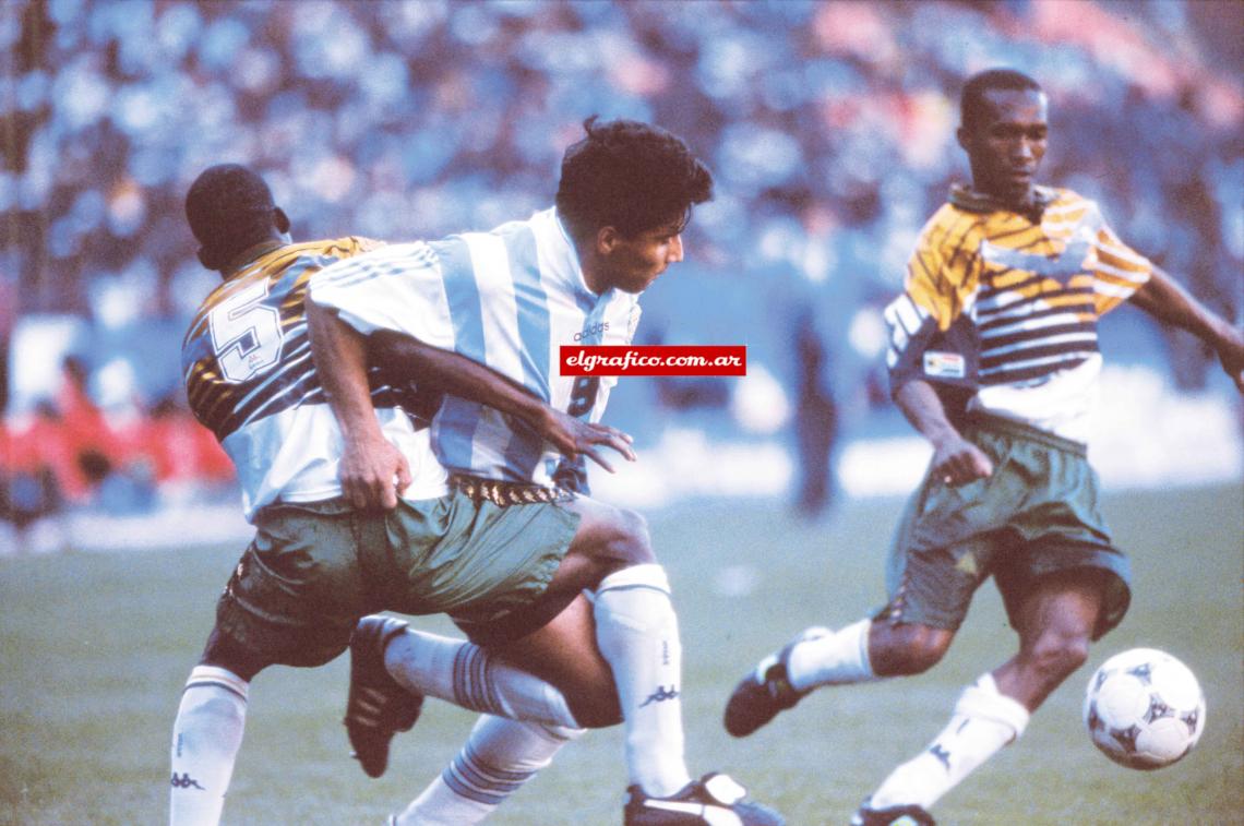 Jugo sólo dos veces en la Selección, aquí con Sudáfrica.
