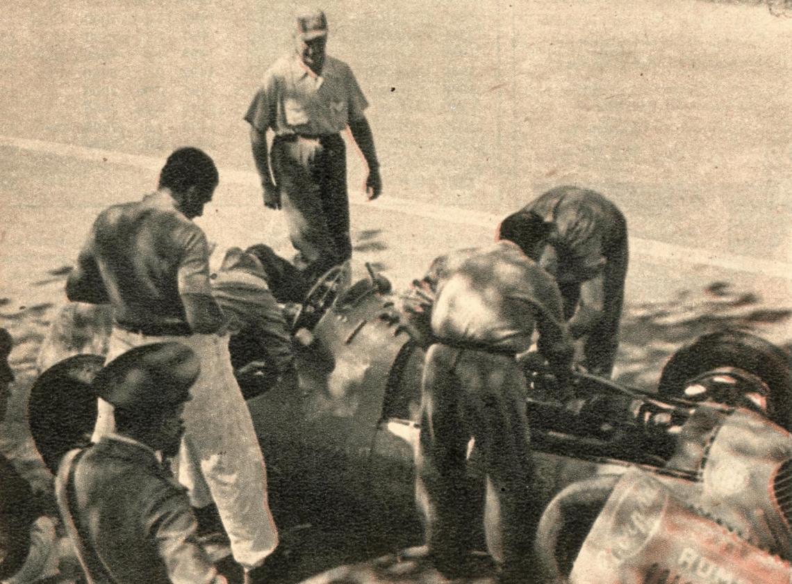 Esta foto tiene la virtud de ponernos frente a la realidad del eterno trastorno que se sufre con las máquinas de 1.500 c.c. sobrealimentadas: ya tomaron la costumbre de estar con el capot en el suelo. El cambio de bujías se repite con una frecuencia que molesta. Sin embargo, hay quienes hasta en eso encuentran belleza.