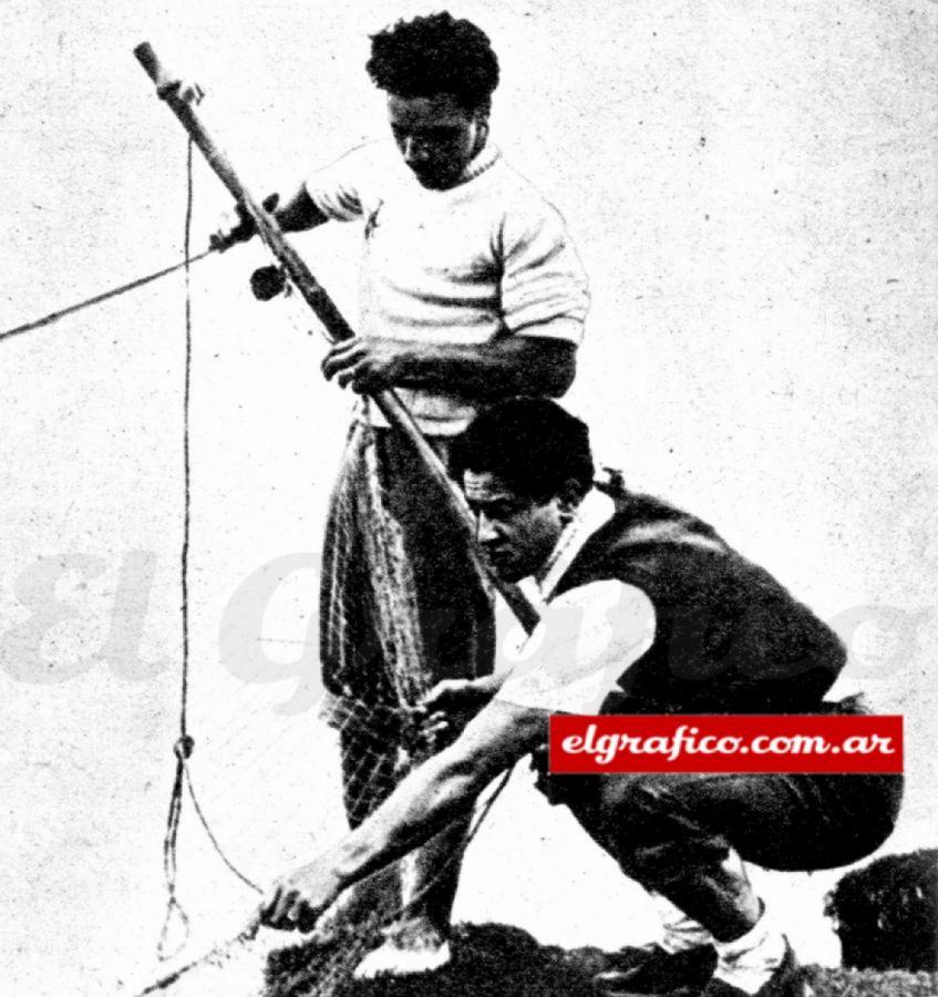 Imagen En plena huelga en Punta Indio las horas se hacían largas. Había que matarlas. Y las matábamos de muchas maneras: entre otras, pescando, como aquí estamos con Pedernera...