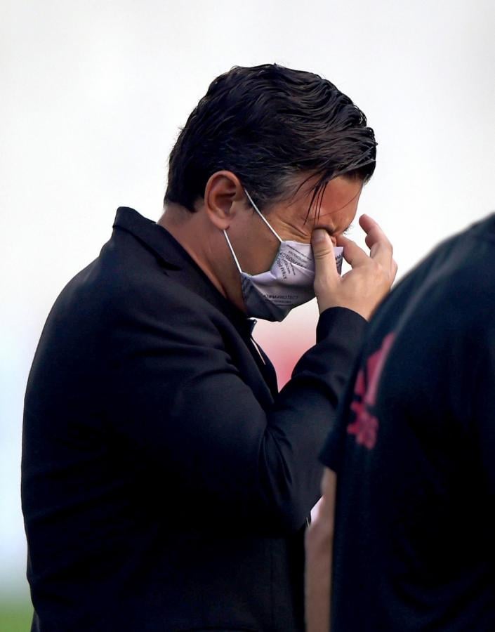 Gallardo se limpia los ojos por el gas pimienta que venía de afuera del estadio. Fue en la previa del partido. Foto: Daniel Muñoz / AFP / POOL