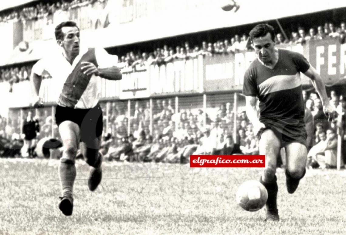 Imagen Otro Superclásico para la historia. Boca empata 1 a 1 con River y se consagra Campeón en 1964. En la foto Menéndez desborda a su marcador.