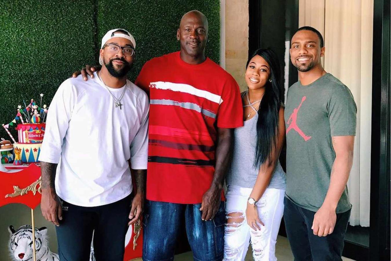 Imagen Michael Jordan y sus tres hijos. Marcus es el primero de la izquierda.