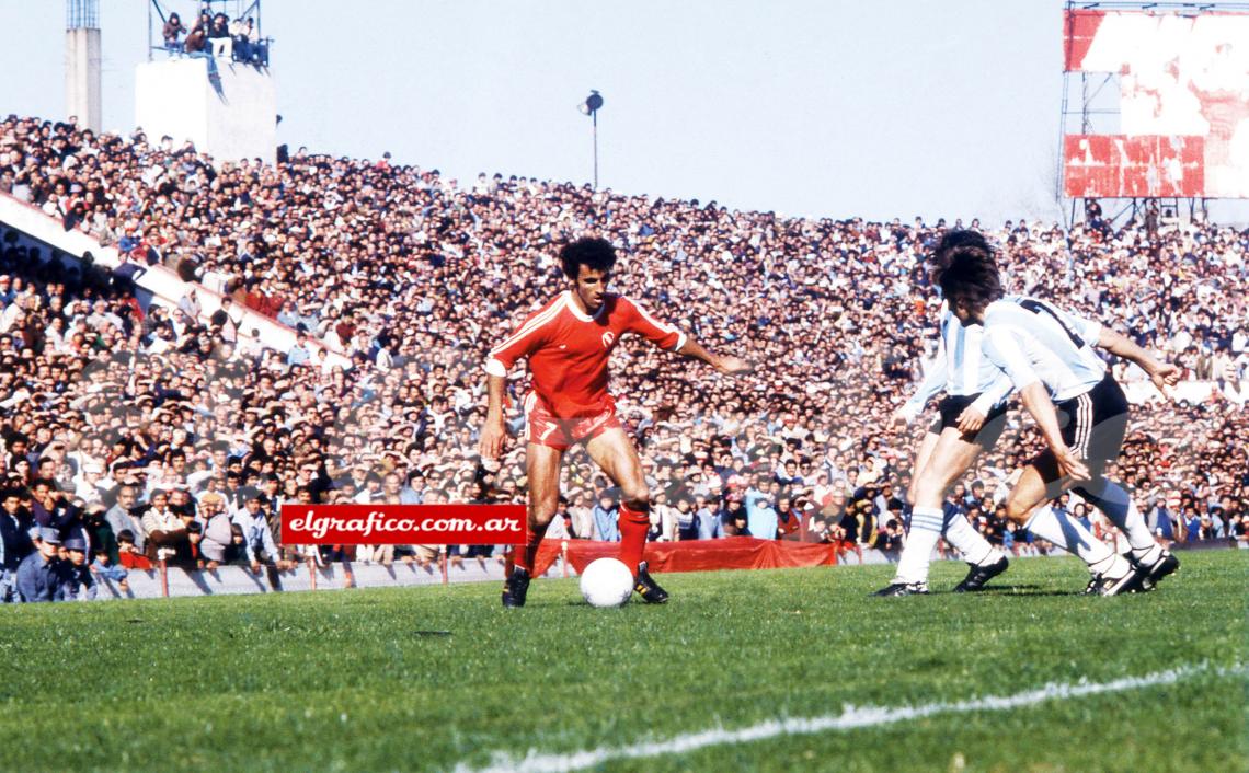 Imagen En Independiente enfrentando a Racing en la Doble Visera repleta. Llegó al Rojo en 1978 desde Sud América, de Uruguay. 