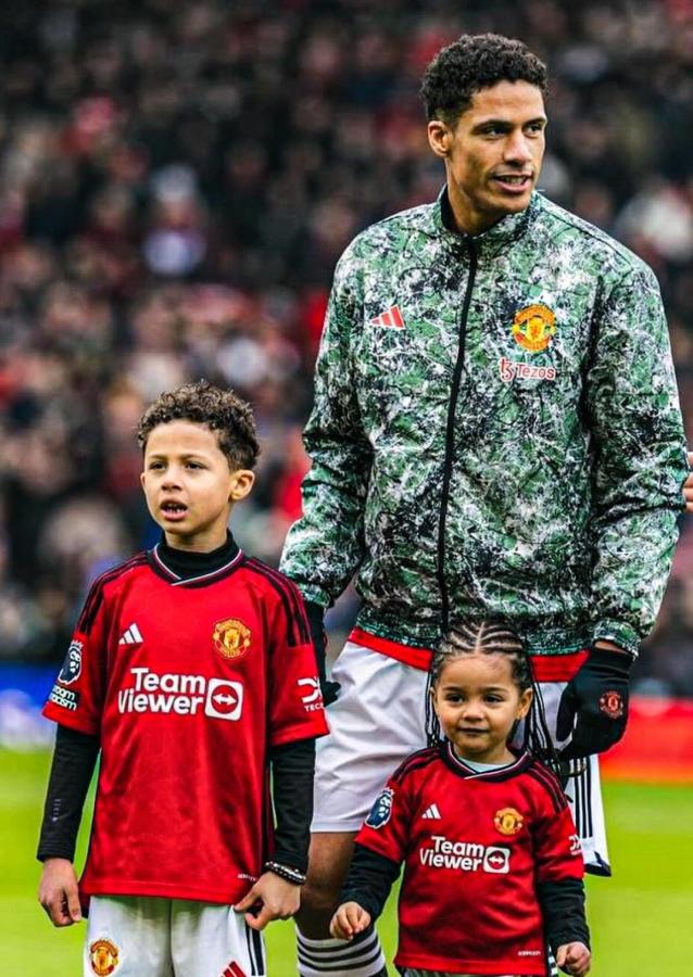 Imagen Raphael Varane y sus hijos, en la previa de un partido del United.