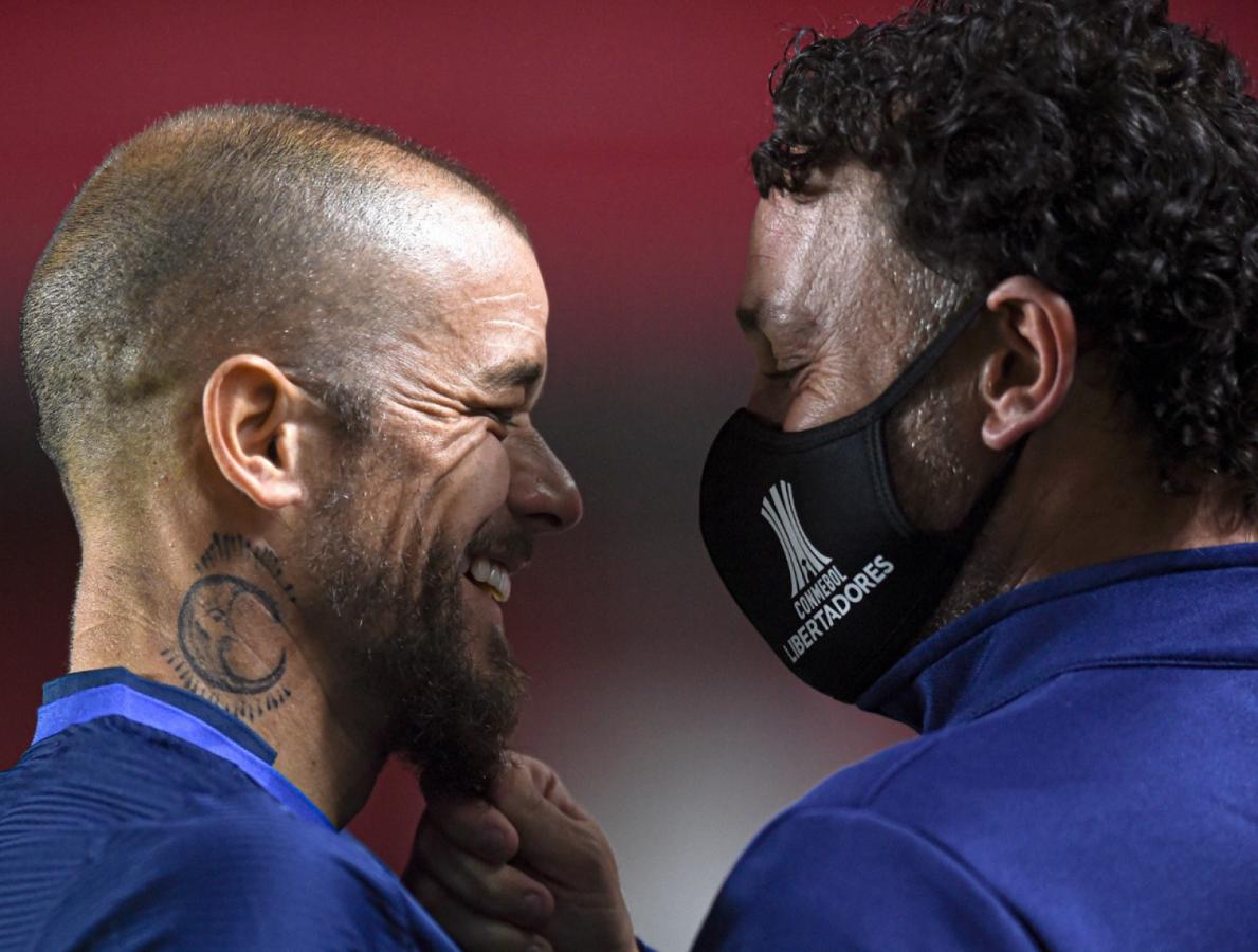Imagen Dos viejos conocidos, cara a cara. D'Alessandro y Gabriel Milito, a pura sonrisa, en la previa del partido. Foto: Staff Images (CONMEBOL)
