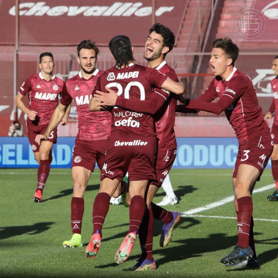 Nacho Malcorra es abrazado por sus compañeros tras convertir el cuarto tanto de Lanús. Foto: @ClubLanus