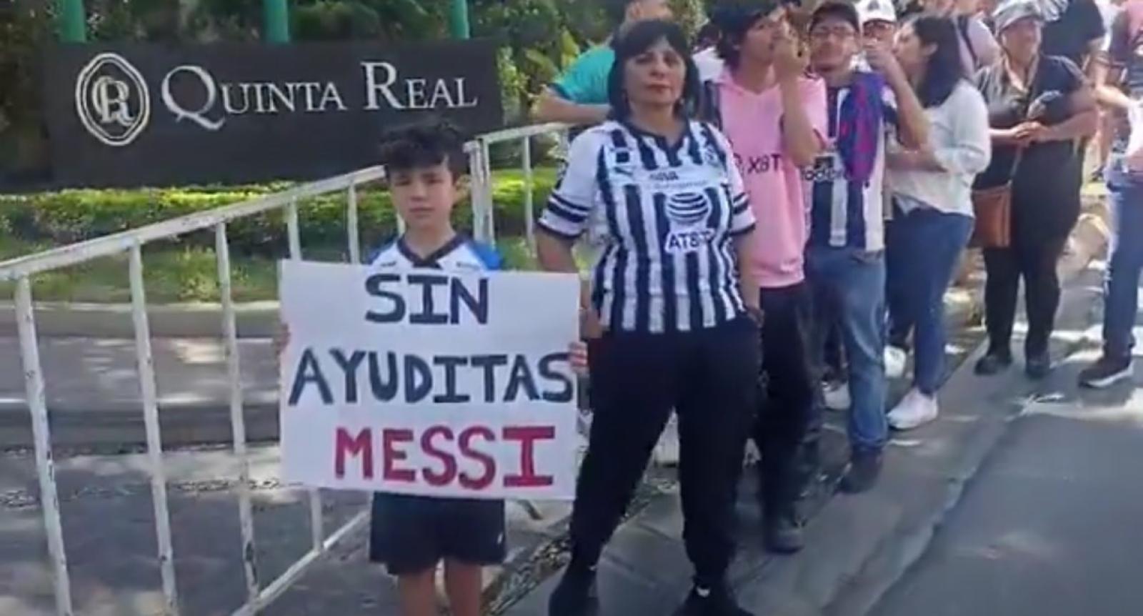 Imagen Los hinchas de Monterrey esperaron por Messi en la puerta del hotel.