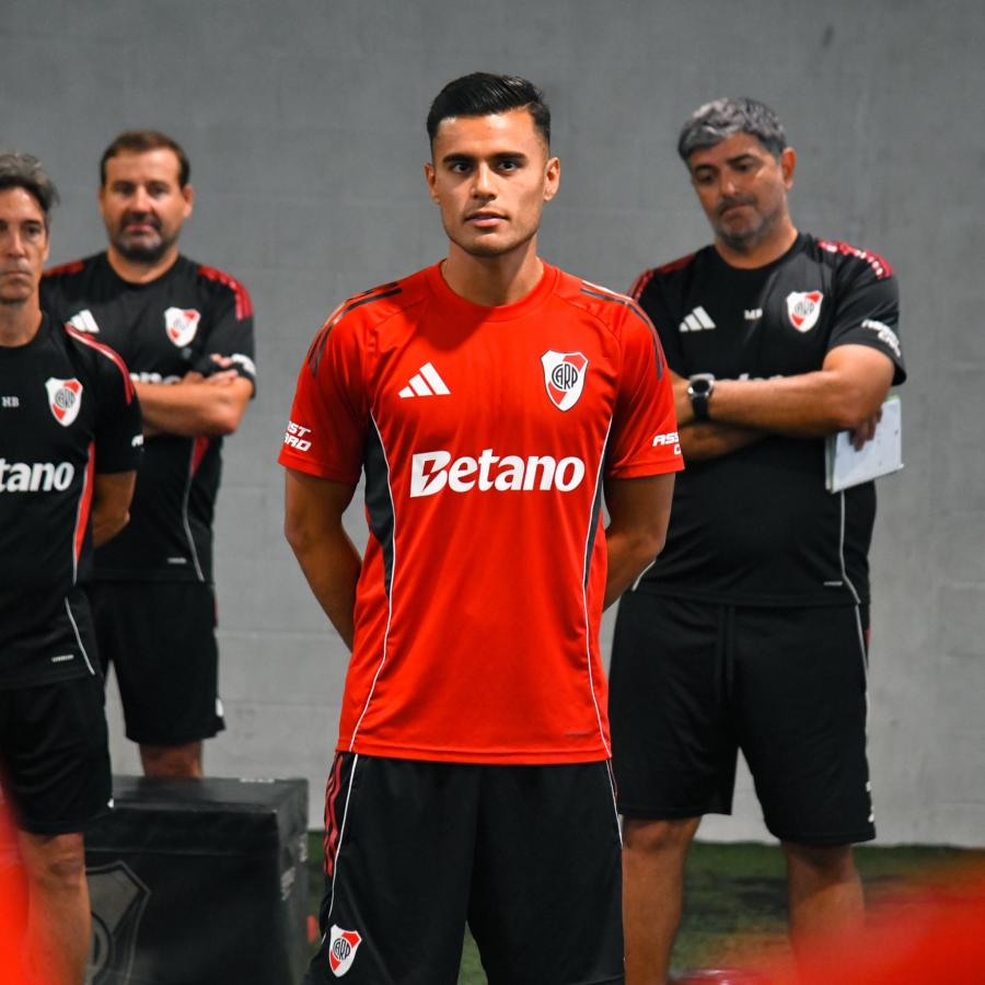 Imagen Fausto Vera, flamante refuerzo de River, se presenta ante sus nuevos compañeros.