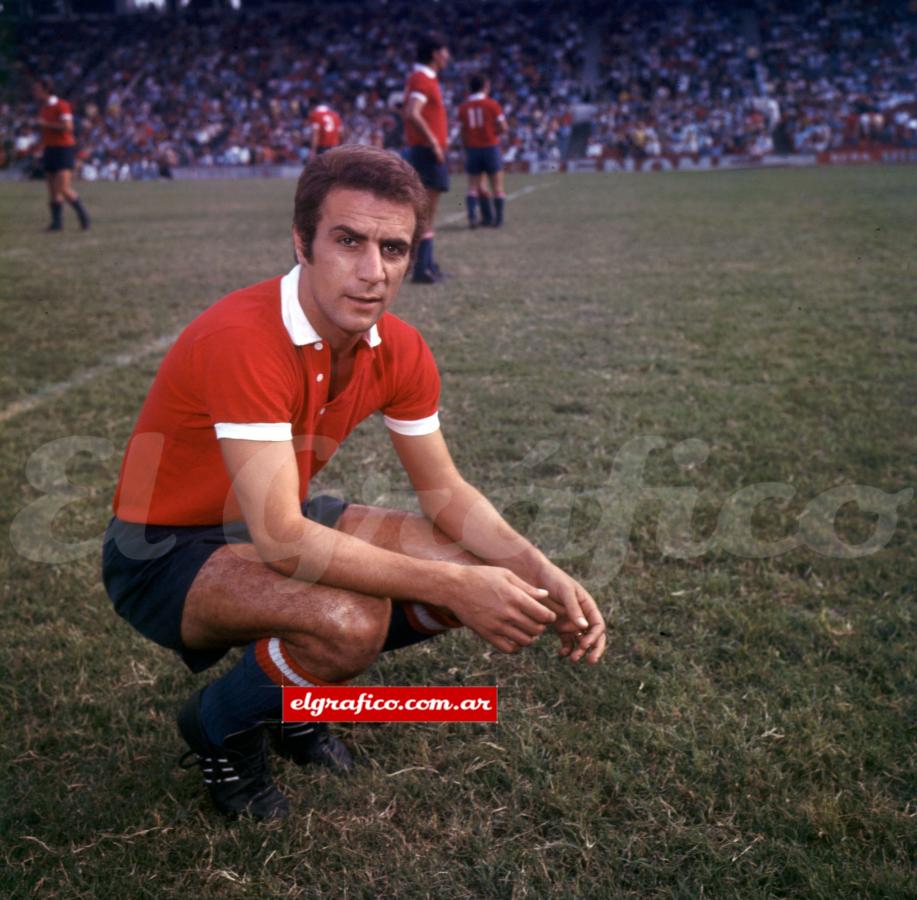 En el Rojo ganó cuatro títulos como jugador y seis como director técnico.