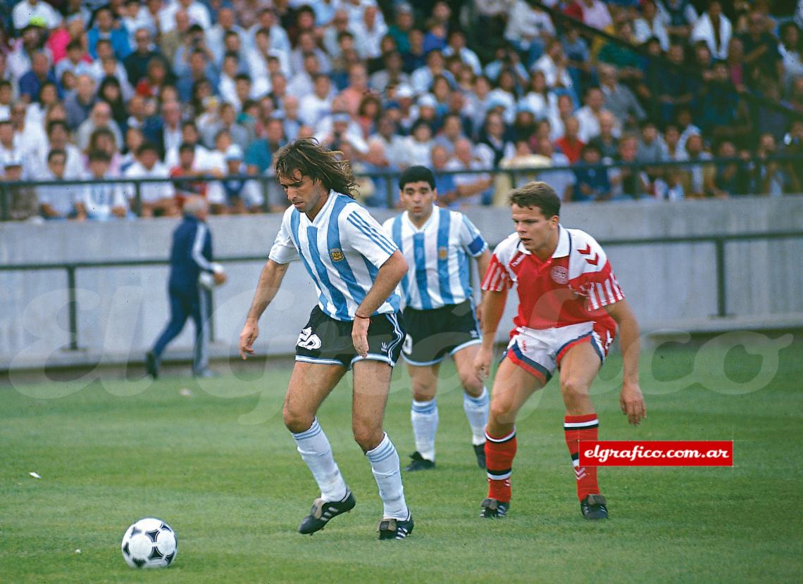 Imagen Amistoso de la Selección contra Dinamarca, 1993. Leo, con la 20. Lo mira Maradona.