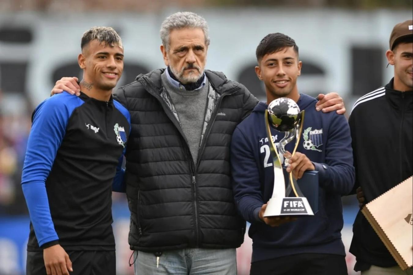 Imagen Luciano Rodríguez, José Luis Palma y Fabricio Díaz (hoy en Qatar), tras ganar el Mundial Sub 20 de Argentina.
