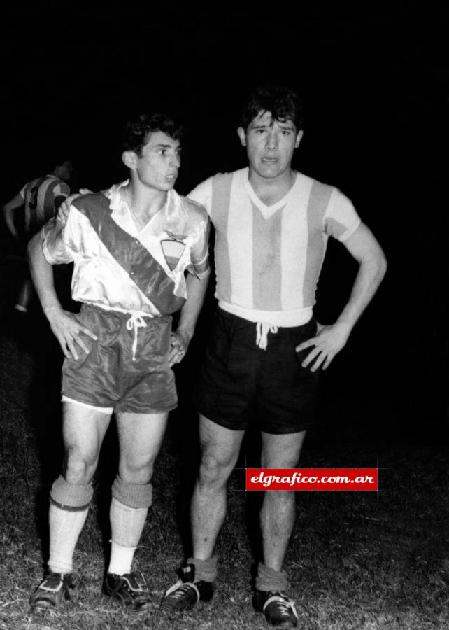 Previo a la victoria ante Ecuador por el Sudamericano 57, Sívori posa con el diez adversario, Jorge Larraz, argentino nacionalizado ecuatoriano.