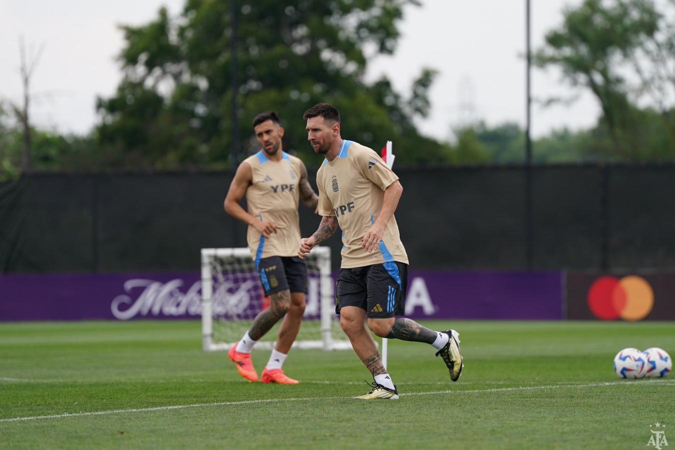 Imagen A la espera de saber si Messi podría al menos ir al banco ante Ecuador.