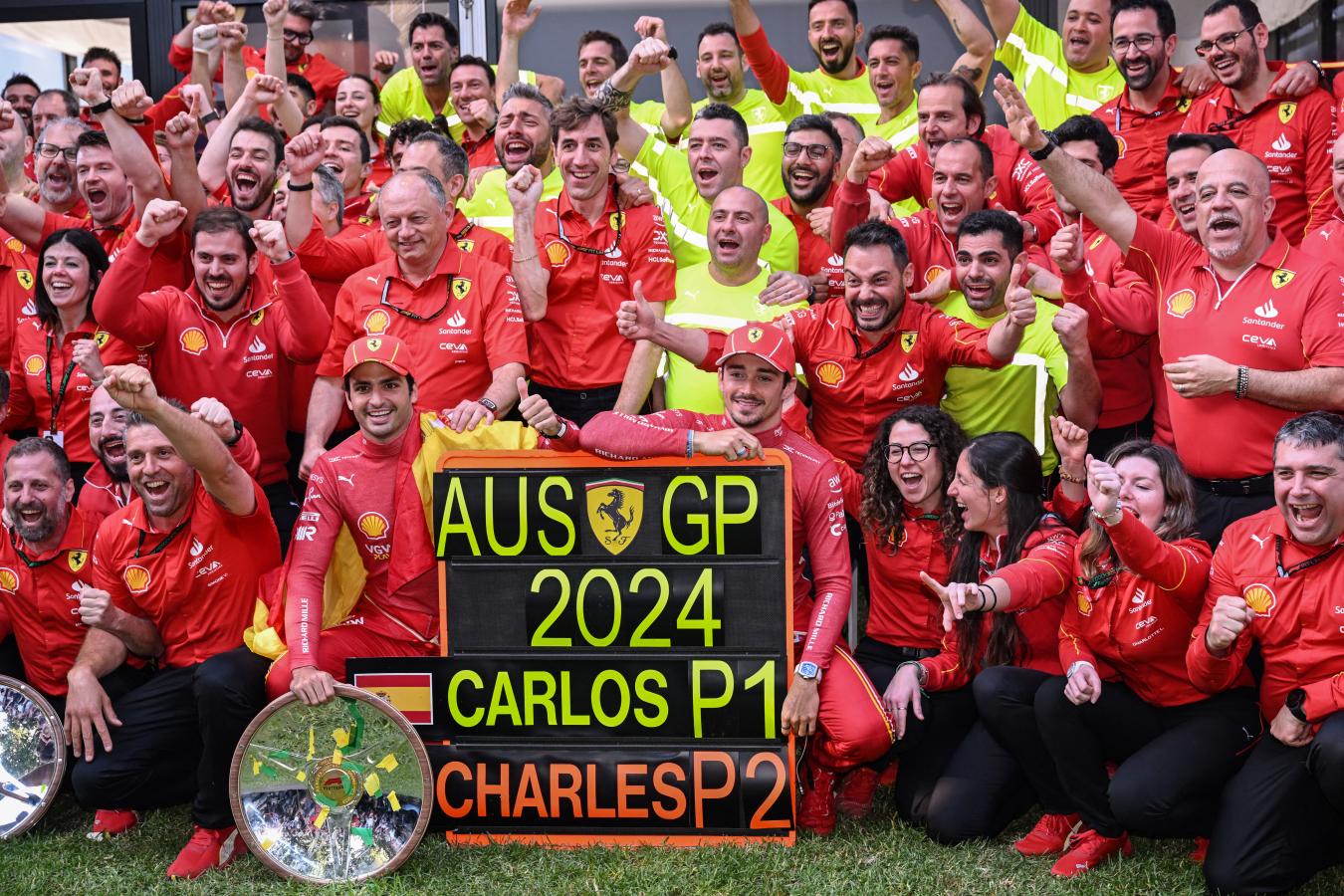 Imagen Carlos Sainz y Ferrarii celebraron en Australia (AFP).