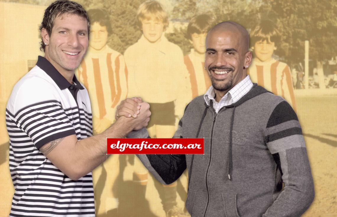 El apretón de manos y las sonrisas, símbolos de unión. Palermo y Verón, tan amigos como siempre.