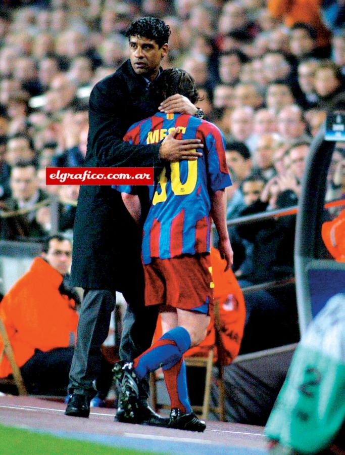 Rijkaard lo consuela tras la lesión.