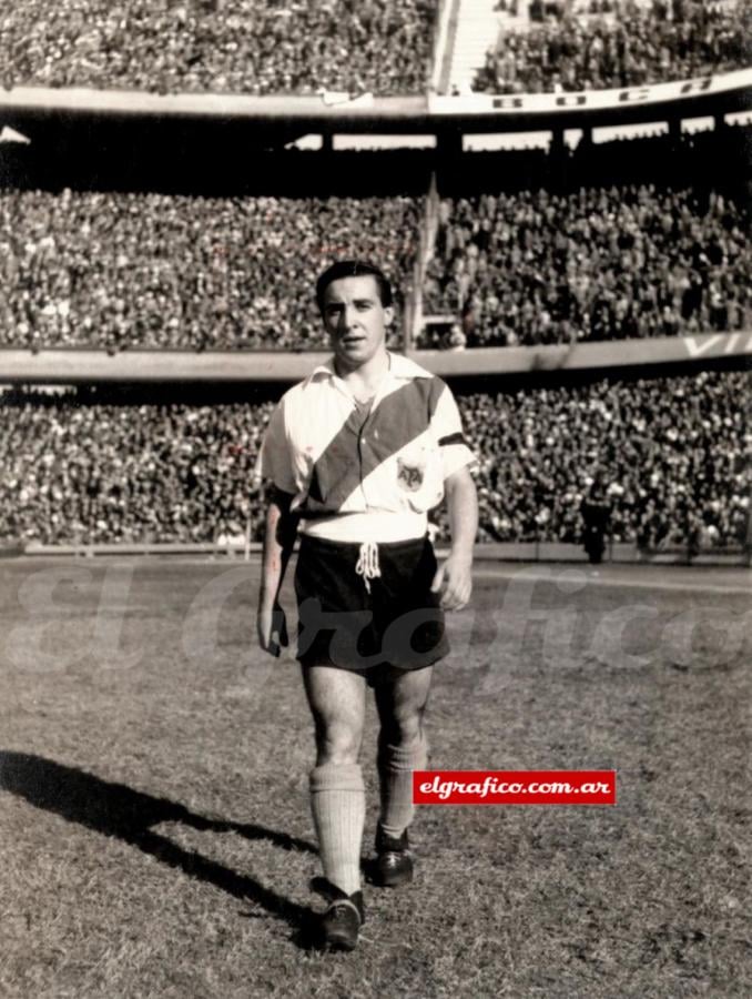 Imagen Menéndez con la banda roja. Debutó en River en 1954 y jugó hasta 1960.