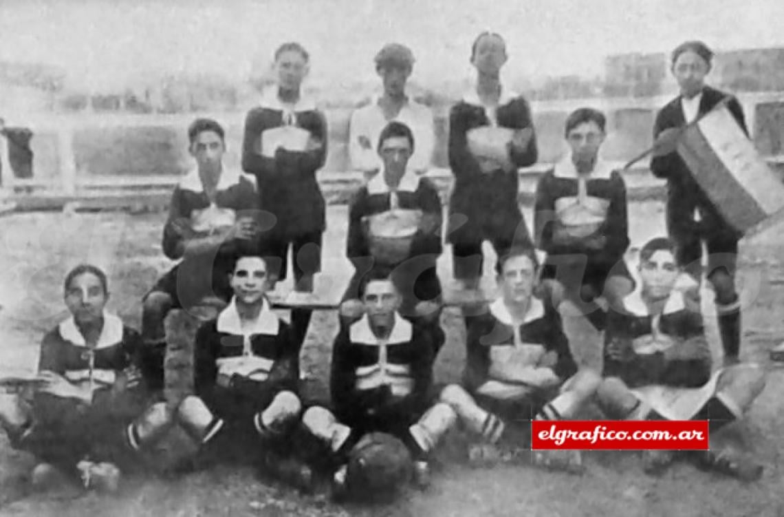 Imagen La cuarta "A" del Racing, que en 1913 jugara con la ¨B¨ del mismo club las finales de Campeonato y Competencia, siendo vencedora. Formándola: Traba; Nonna, Simmons; Ballesteros, Ochoa, Córdoba, Panizza, Etchegaray, Marcovecchio, Hoffman y Goycochea.