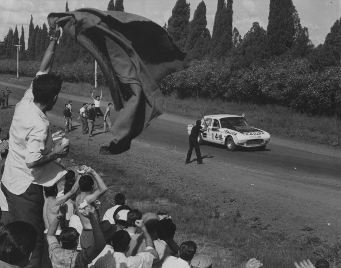 Imagen Sus victorias fueron 12. La primera victoria en TC fue en la 4ta Vuelta de Carlos Paz en 1961. La imagen es de una de sus últimas victorias en la vuelta de Arrecifes de 1967.