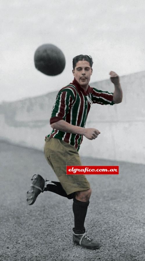 Imagen Oscar De Dovitis, entreala derecho de Vélez, hace malabares para la cámara (lengua afuera, distintivo de crack). En más de una oportunidad, Vélez tuvo una camiseta alternativa con los mismos colores.