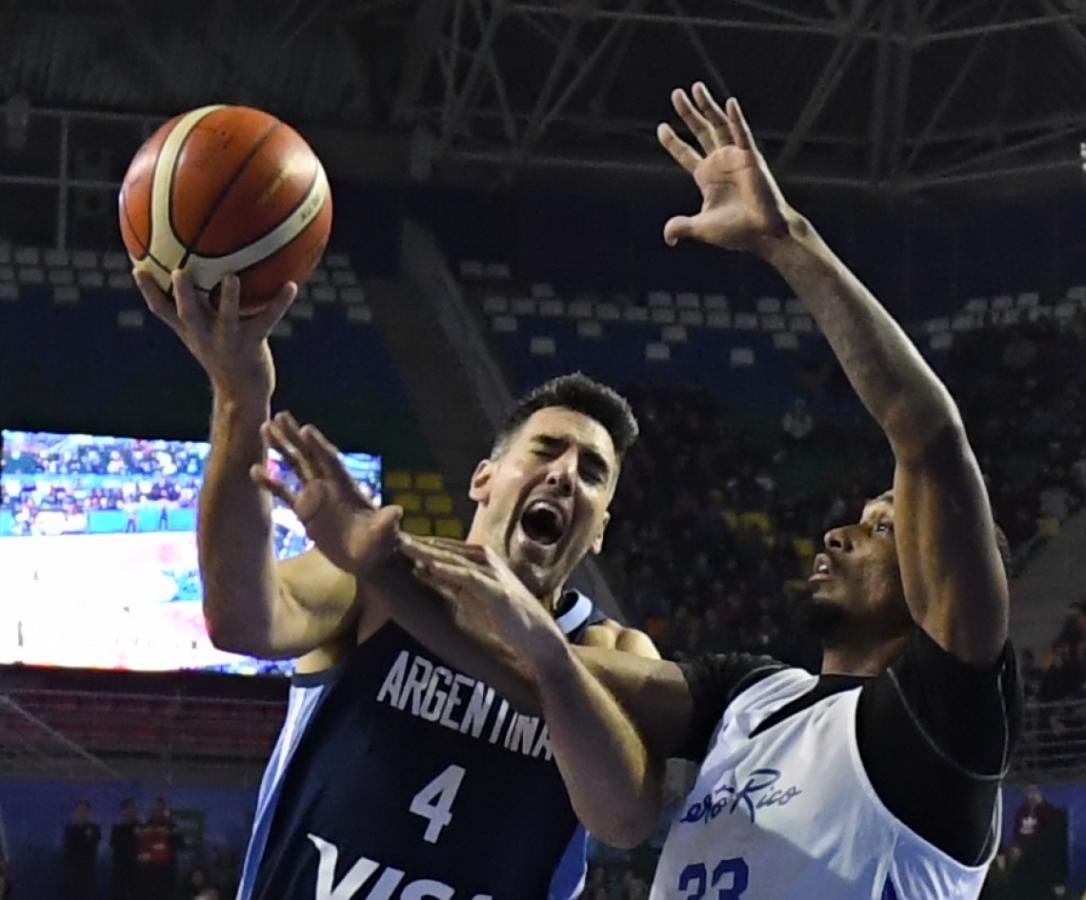 Imagen Luis Scola enfrenta al aro, pocas veces falló.