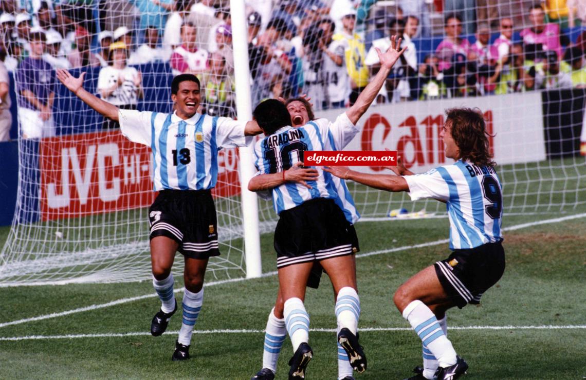 El Pájaro se abraza con su “compadre” Maradona, se acerca Batistuta y el Negro Cáceres para el festejo. “Yo me considero apto para la Selección porque sé las cosas que me por pasan adentro cada vez que me pongo esa camiseta”