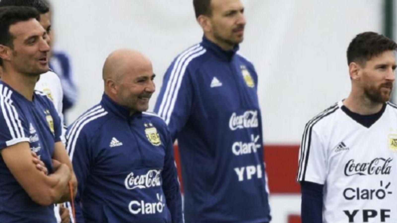 Imagen Sampaoli de un lado, Messi del otro. Scaloni fue al Mundial 2018 como ayudante de campo