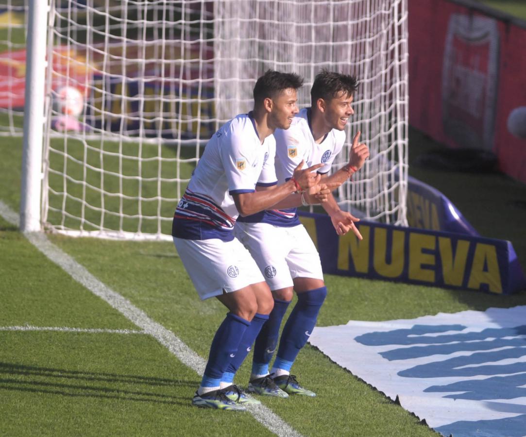 Imagen Los hermanos sean unidos. Julián Álvarez, Telam