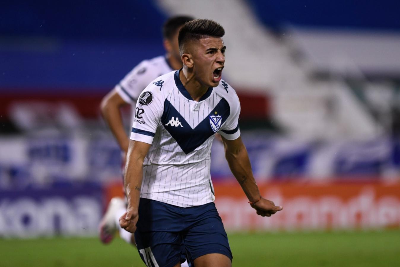 Thiago Almada festeja con alma y vida su tanto, el segundo de Vélez. Foto: Staff Images / CONMEBOL