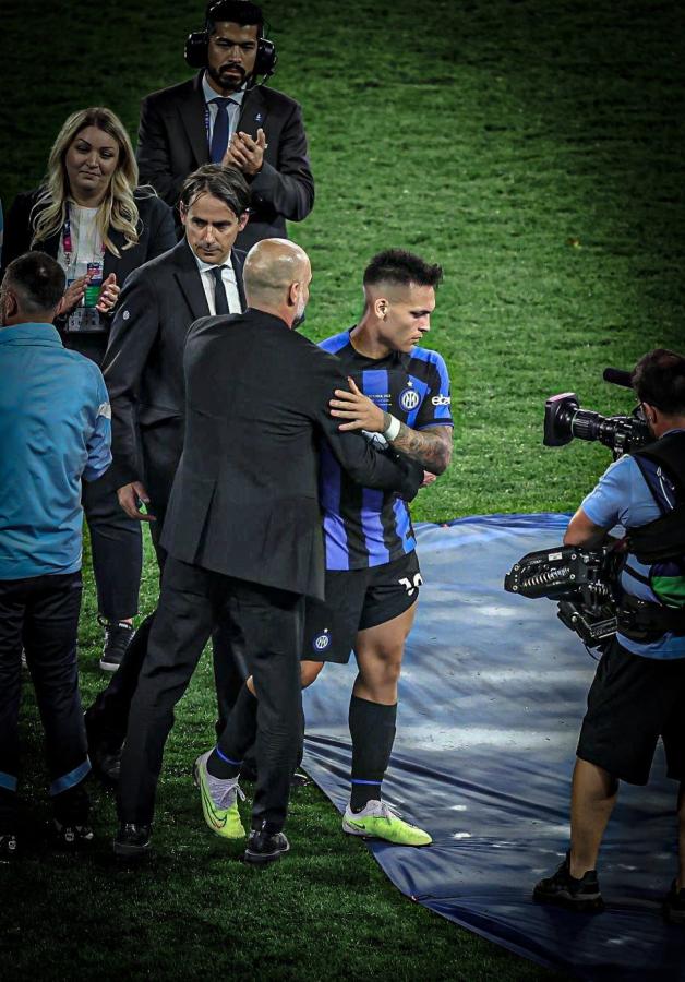 Imagen Guardiola saluda a Lautaro tras la final de la Champions League 2022, que ganó el City. 