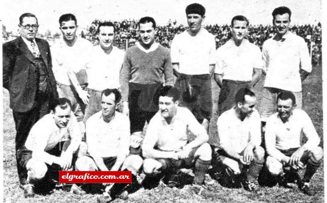 Muchos años después que hablan dejado de jugar en forma oficial, y cuando ya ostentaban su innegable condición de veteranos, se tomó esta nota en la que aparecen los siguientes jugadores: Adán Pérez, ex arquero, de particular; Castelucci, Botta, Cancino, Ferrario, Quilindro y Mastroiani. Y abajo la famosa delantera: León, Cracco, Duarte, Bissio y Pardal.