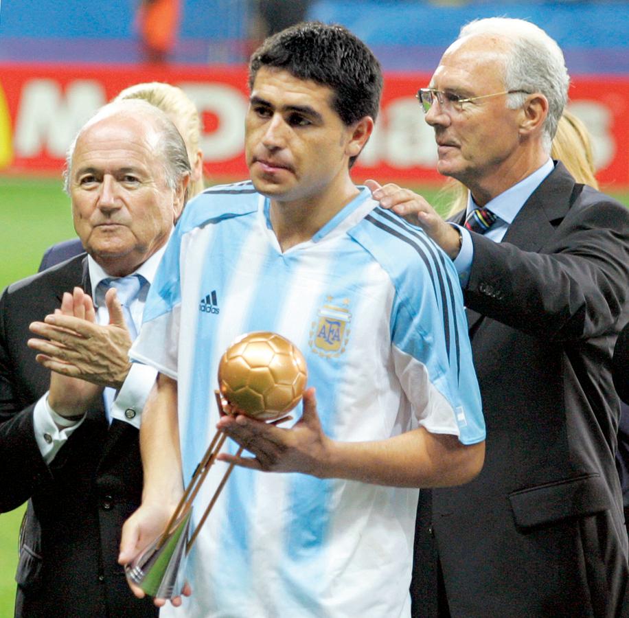 Imagen Con el gesto serio tras recibir el premio al mejor jugador en la Copa Confederaciones 2005. Había perdido la final 4-1 frente a Brasil. Faltaba poco para que uno de los mejores jugadores argentinos de la historia jugará su único Mundial.