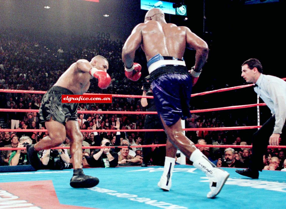 Tyson a punto de caer, una situación que no era habitual.