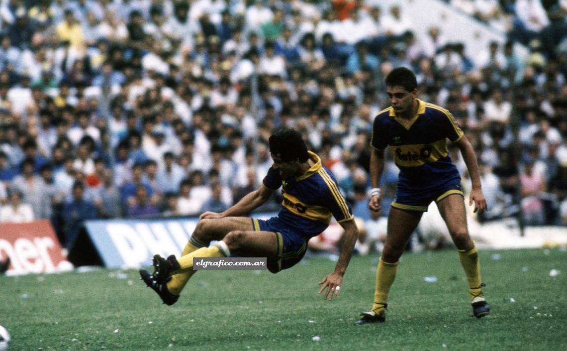 Imagen AQUÍ CAMBIÓ EL PARTIDO (1) Este no es el verdadero Simón. Pero cualquiera puede equivocarse. Una pelota larga que quiere ganar con las dos piernas adelante y arriba.