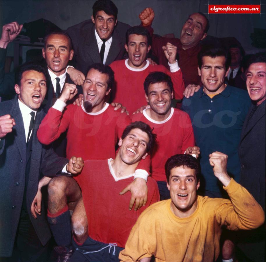 Imagen ¡Dale Rojo!...gritan en el vestuario campeón Decaría, Bernao, D’Ascenzo, Maldonado, Mario Rodríguez, Toriani, Ferreiro y Santoro. El Rojo ganó la Libertadores de 1964.