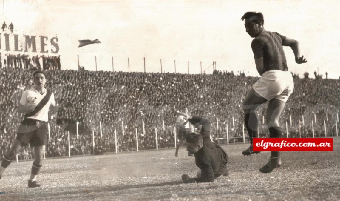 Imagen DEBUT DE LÁNGARA. Cuarto gol de San Lorenzo. Beristain, que resultó un eficaz colaborador de Lángara, colocó otro centro bajo. Cuello dejó pasar la pelota y cuando Besuzzo se iba a apoderar de ella, surgió inesperadamente el delantero español, quien se adelantó a la intervención del guardavalla y marcó el tanto.