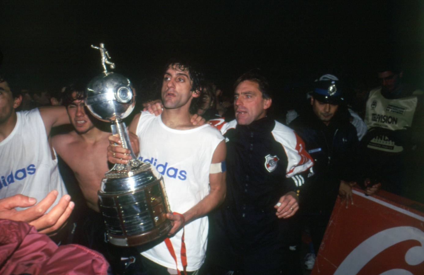 Imagen Enzo Francescoli con la Copa Libertadores de América
