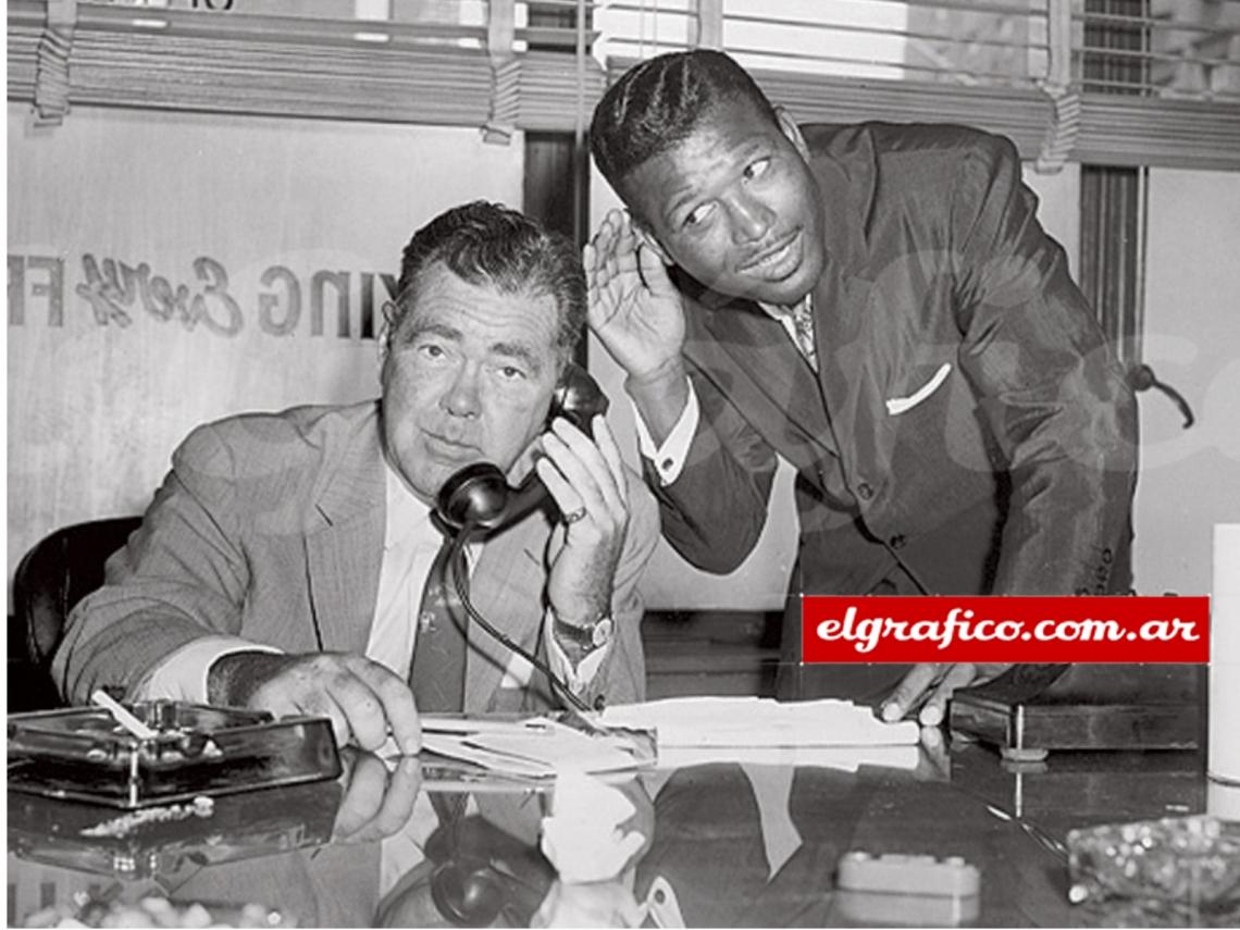 Imagen El poderoso Jim Norris negocia por teléfono. Ray Robinson le hace coro. Fue en los ’50.