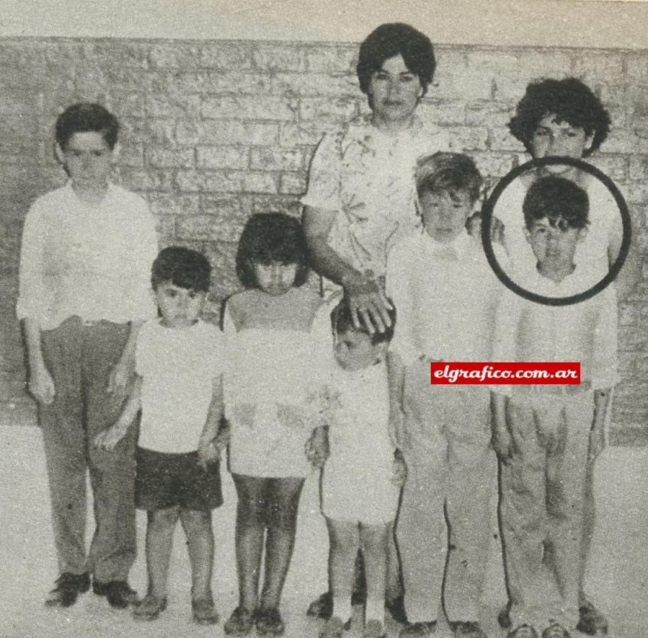 Imagen Estación Toba, 1967. María Mercedes y sus hijos. Destacado con un círculo Ramón Aníbal. Esta es la única foto que refleja aquella época.