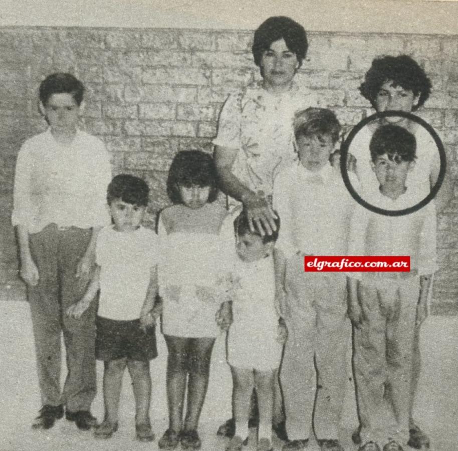 Estación Toba, 1967. María Mercedes y sus hijos. Destacado con un círculo Ramón Aníbal. Esta es la única foto que refleja aquella época.