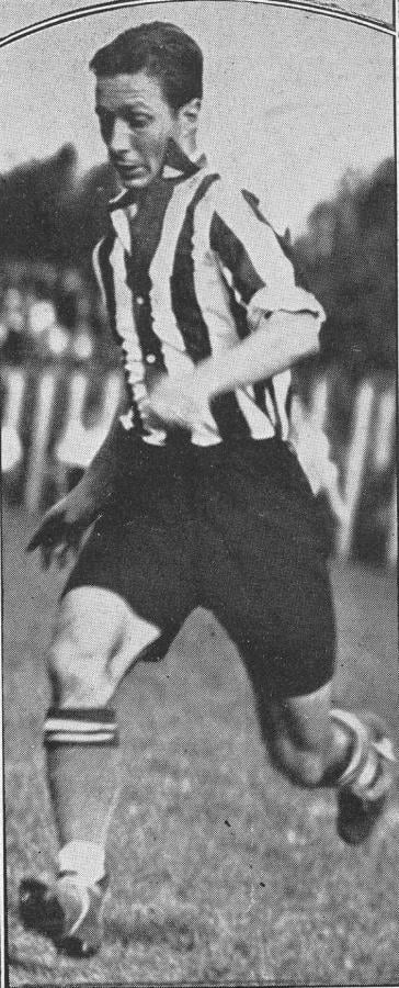 Alberto Zozaya, el centre forward de Estudiantes, que señaló tres goals y actuó notablemente