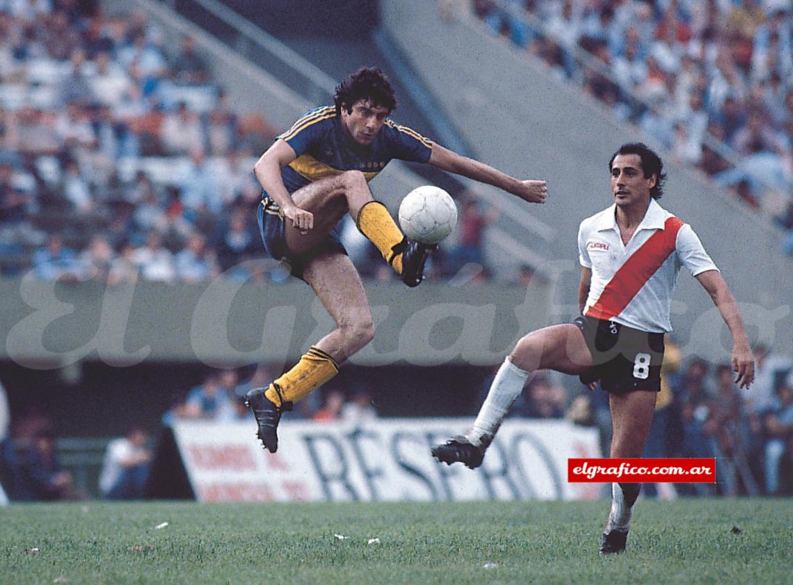 Imagen Jugó en Boca en los años 81 y 82, fue campeón en el Xeneize en un equipo que quedó para el recuerdo. Jugó 78 partidos y convirtió 27 goles. En este Superclásico se puede ver a otro talentoso de la época, Juan José López.