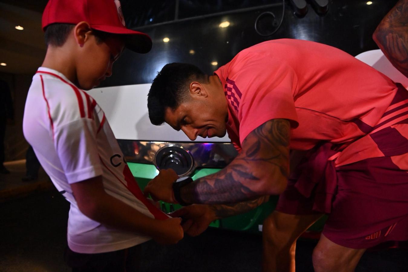 Imagen Enzo Pérez le firma la camiseta a un joven hincha de River.