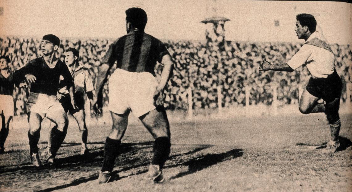 Imagen José M. Moreno, el gran insider de River Plate, abre el score; Malvino, arquero de San Lorenzo cedió comer ante una carga de los centrales adversarios; envió el tiro desde la esquina Carlos Peucelle y el escorer, con su habilidad característica, cabeceó la pelota enviándola al lugar de la valla que estaba desguarnecido. Los backs visitantes, Tarrío y Gillí, no pudieron intentar siquiera una defensa. Cabe agregar que Moreno fue descuidado en este gol, como lo indica su colocación, libre de enemigos.