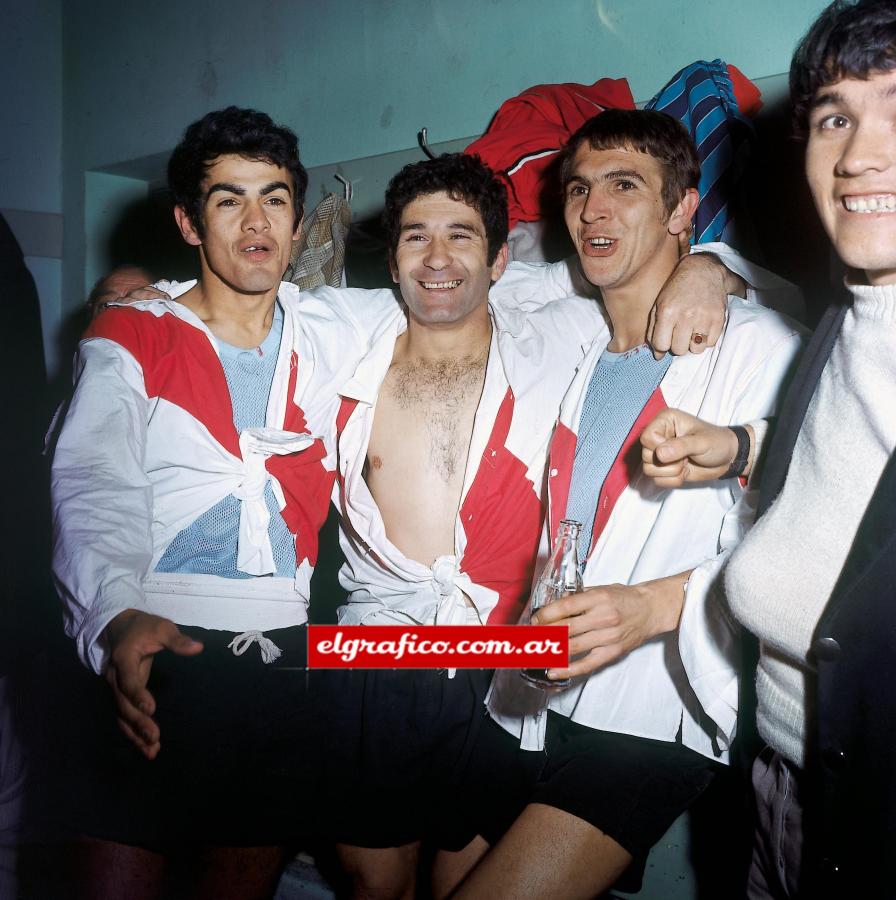 Imagen Vestidos con la camiseta de River, Bargas, Gómez y Poncio gozan en un vestuario desbordante de alegría con el título en sus bolsillos.