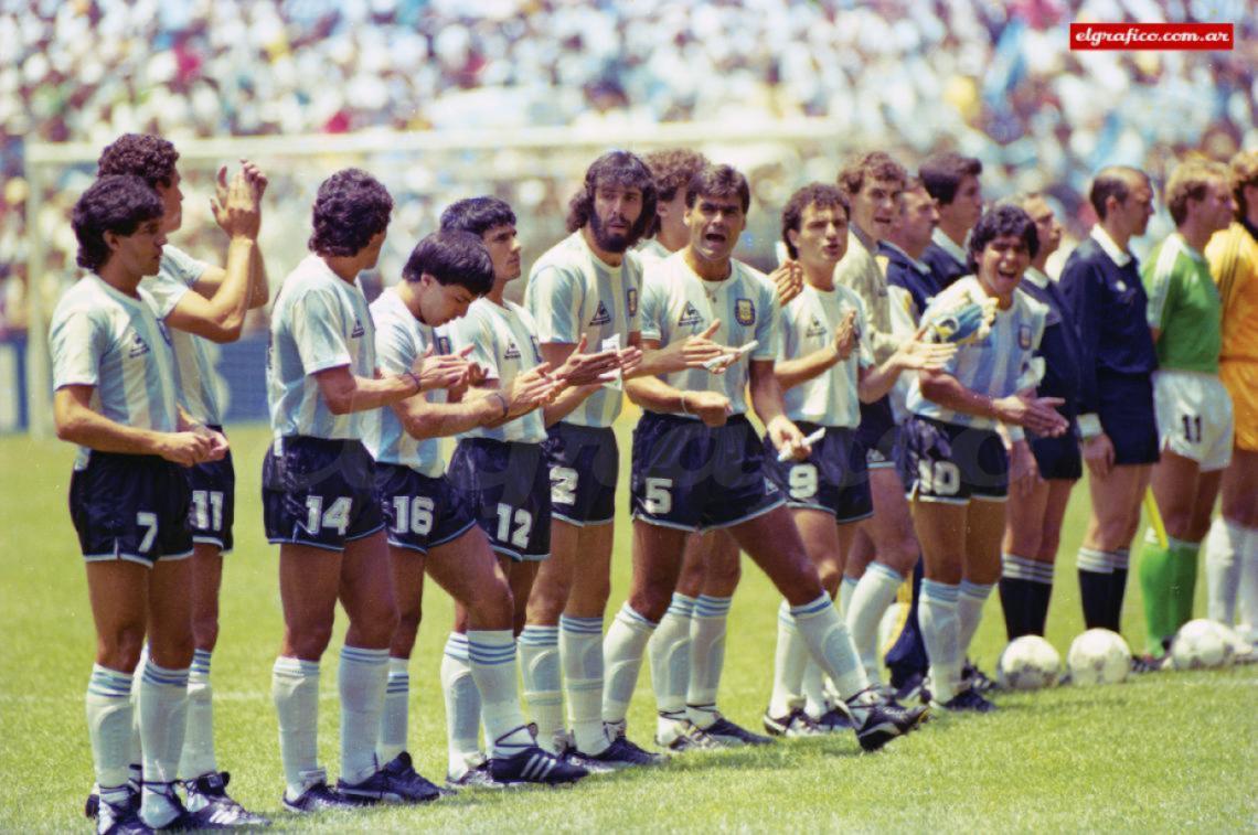 Imagen PIEL DE GALLINA. Termina de sonar nuestro himno en el estadio Azteca, los jugadores de la Selección Nacional se dan aliento antes de jugar la final de la Copa del Mundo México 1986.