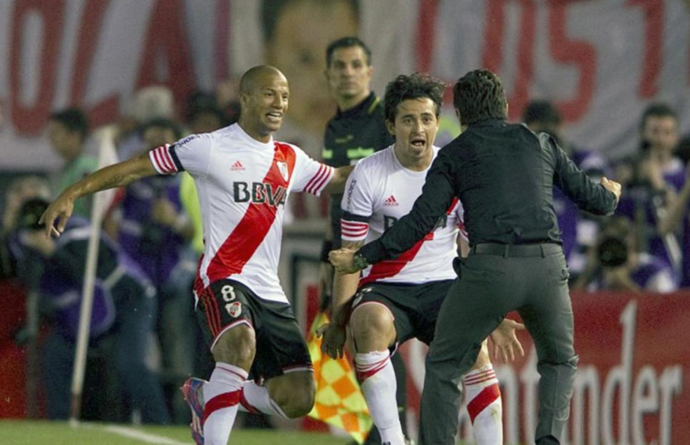 Imagen El inolvidable festejo de gol de Pisculichi con Gallardo, a días de la muerte de la madre del DT de River.